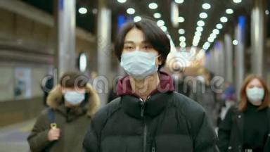 科罗纳病毒中国<strong>地铁</strong>。 中国人戴呼吸面罩。 <strong>地铁</strong>站。